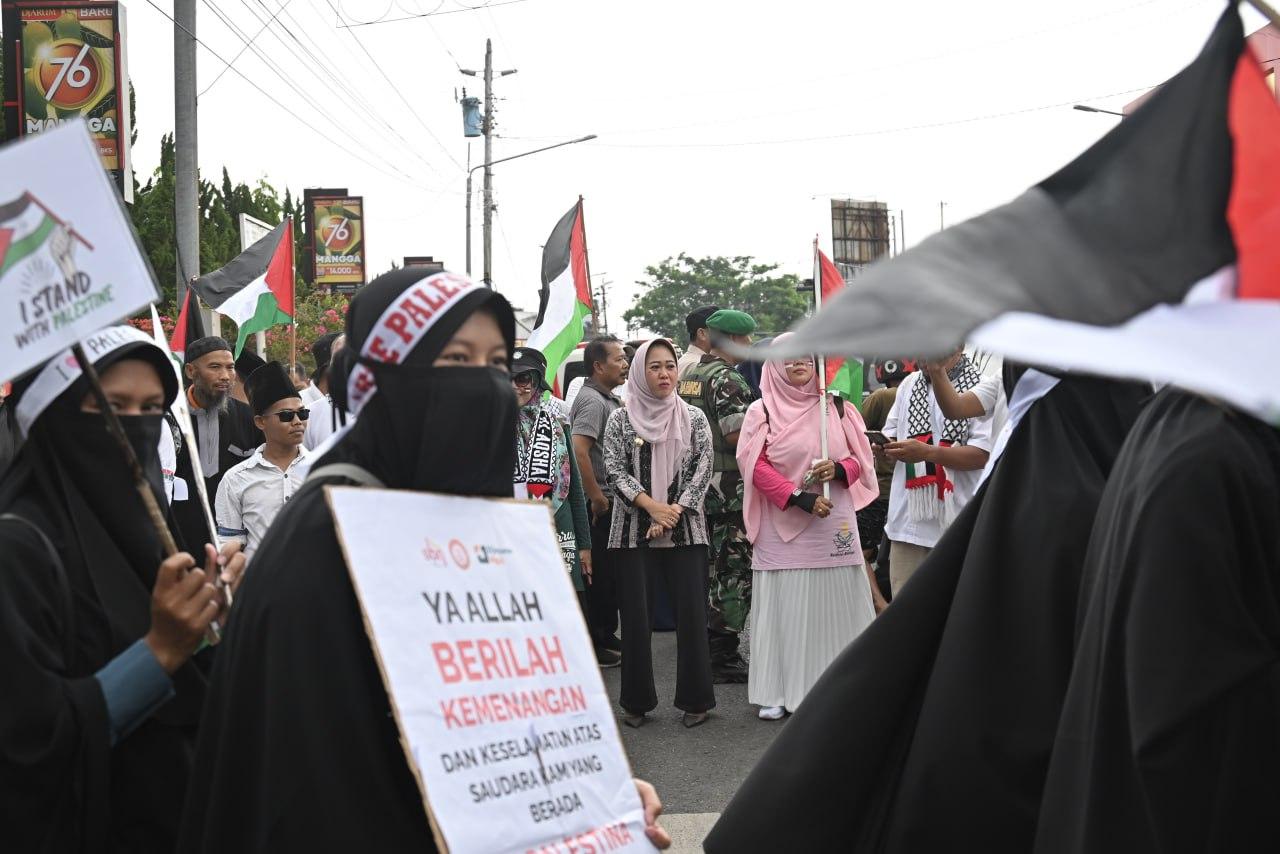 Aksi Solidaritas Peduli Palestina yang diikuti ribuan massa dari puluhan organisasi keagamaan dan komunitas di Purbalingga. foto: prokompim