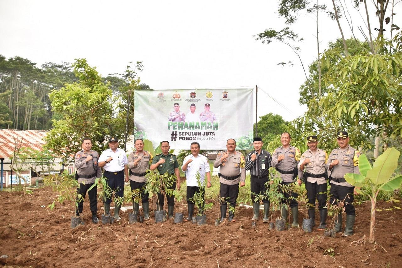 Polres Wonosobo menggelar tanam pohon bersama forkopimda dan OPD Kabupaten Wonosobo pada Rabu (15/11) pagi. Kegiatan yang dihadiri juga oleh Wakil Bupari Wonosobo tersebut dilaksanakan di lahan kosong milik Polsek Sapuran.