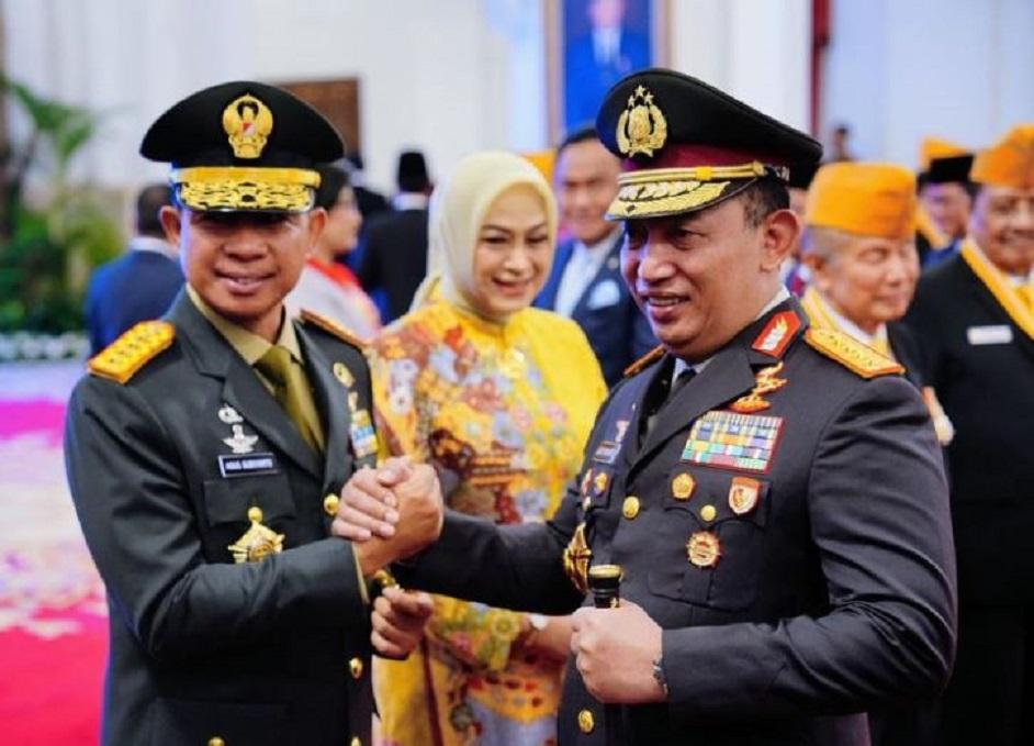 Kapolri Jenderal Listyo Sigit Prabowo menghadiri pelantikan Panglima TNI sekaligus mengucapkan selamat kepada Jenderal TNI Agus Subiyanto atas dilantiknya menjadi Panglima TNI. (mercusuar.co/humas polri)