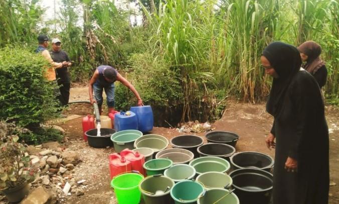 Petugas BPBD Probolinggo mendistribusikan air bersih di salah satu desa yang terdampak krisis air bersih di kabupaten setempat, Minggu (5/11/2023). foto: antara