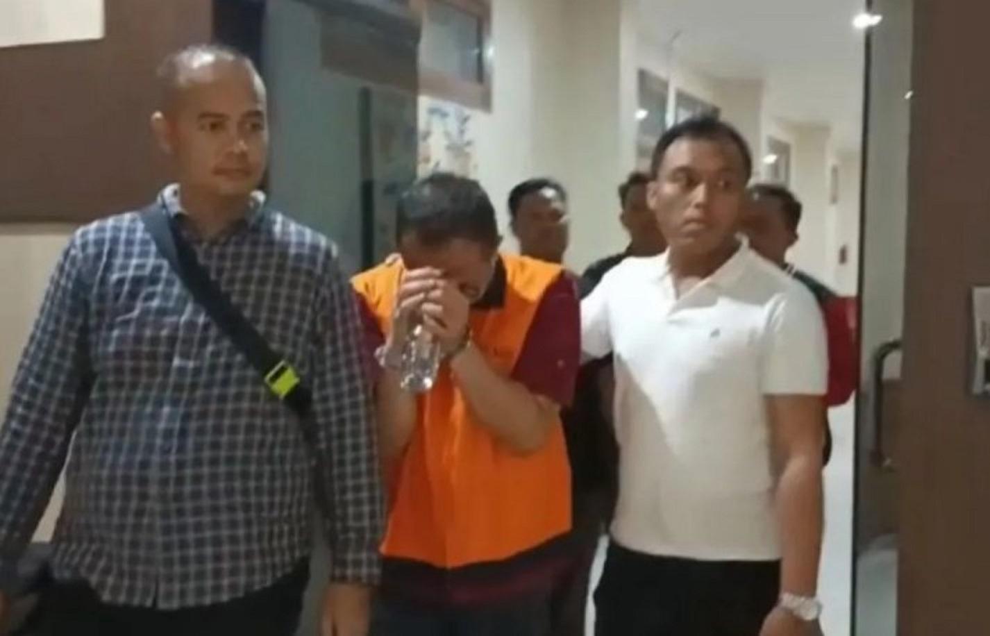 Kepala Seksi Pemeriksaan I Kantor Imigrasi Kelas I Khusus TPI Ngurah Rai Haryo Seto (rompi oranye) menuju mobil tahanan untuk dibawa ke Rumah Tahanan Kelas II A Kerobokan, Kabupaten Badung, Bali, Rabu (15/11/2023). (Mercusuar.co/Kasipenkum Kejati Bali)