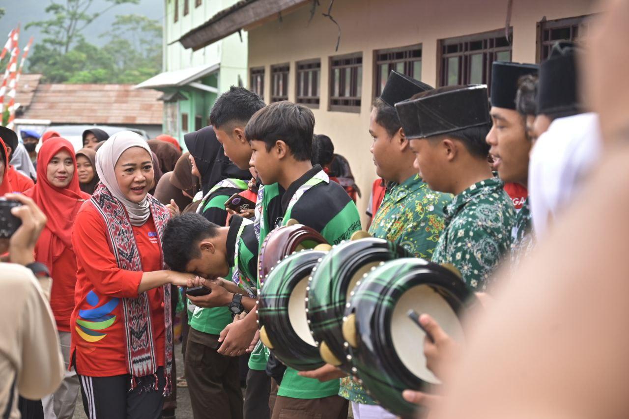 Bupati Tiwi di acara Gerakan Masyarakat Hidup Sehat (Germas) Kader Kesehatan Puskesmas Karangjambu di Lapangan Desa Purbasari, Kamis (09/11/2023). foto: istimewa