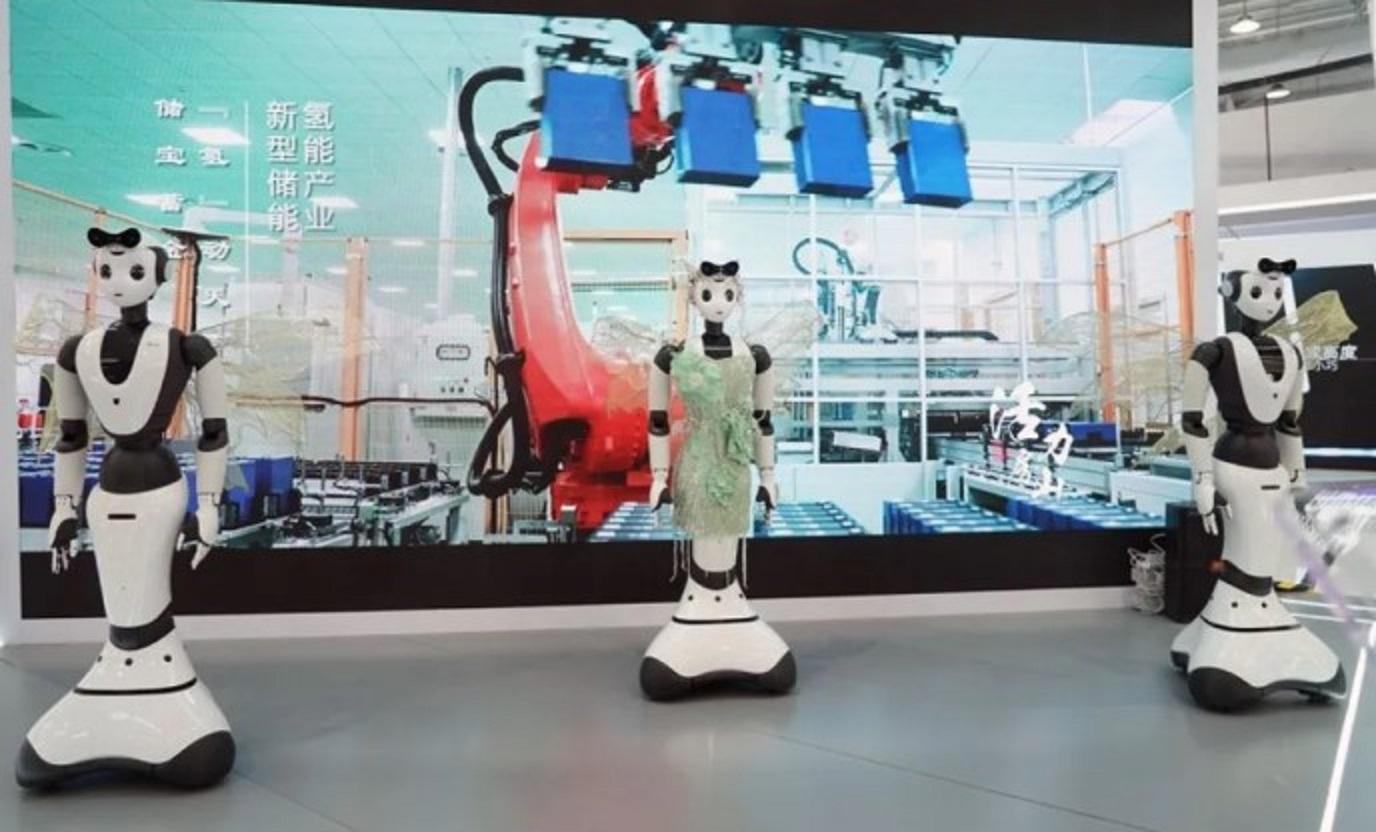 Tiga unit robot humanoid ditampilkan pada Pameran Perdagangan Jasa Internasional China 2023 di Taman Shougang di Beijing, pada 5 September 2023. foto: antara