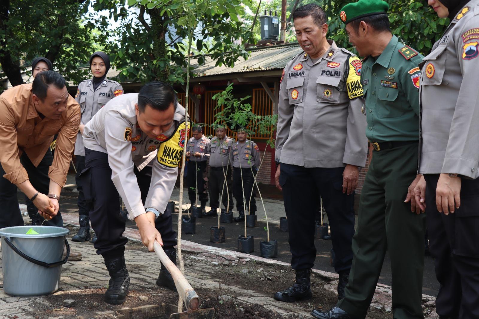 Penanaman sepuluh juta pohon bersama Polri, Polrestabes Semarang Tanam 1.350 Bibit Pohon. foto: Dhany Setyawan/Mercusuar.co