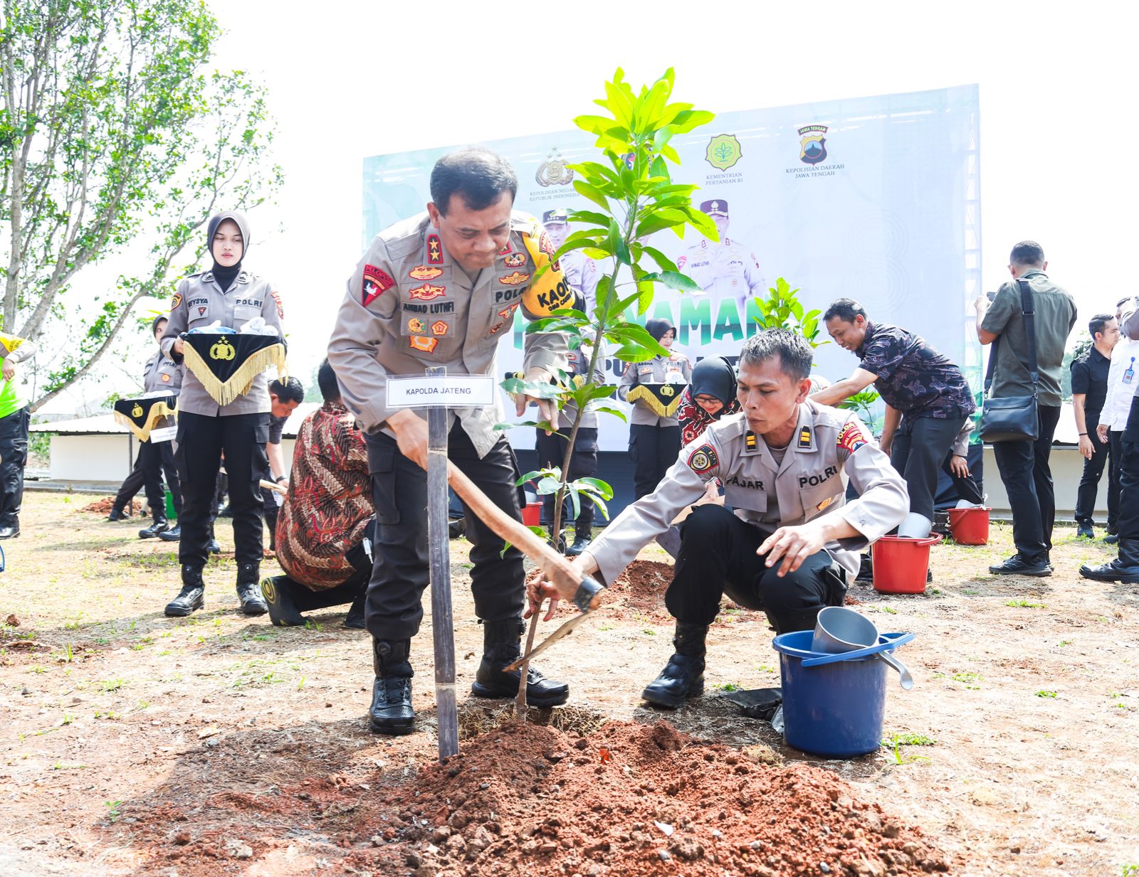 Dukung Penanaman 10 Juta Pohon Serentak Kapolda Jateng Pimpin Penanaman Ribuan Pohon di Mako K9 Dit Samapta Polda Jateng, Aspol Banyumanik I Gedawang, Kota Semarang. foto: Dhany Setyawan/Mercusuar.co