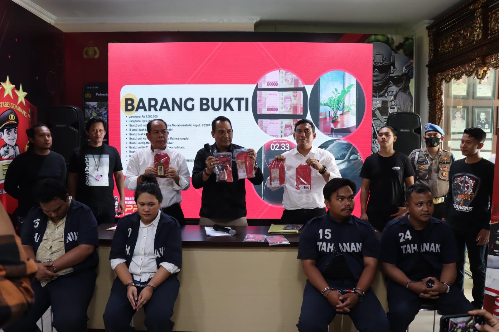 Pemerasan Kasi Humas Polrestabes Semarang Kompol Agung Setyo Budi memimpin press rilis kasus pemerasan. (mercusuar.co/dhany setyawan)