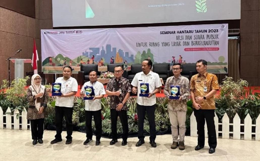 Perwakilan Kepala Dinas Tata Ruang Kota Semarang bersama para penerima penghargaan dari Dinas Pekerjaan Umum Sumber Daya Air dan Penataan Ruang Jawa Tengah, di Semarang, Rabu (1/11/2023). foto : pemkot semarang