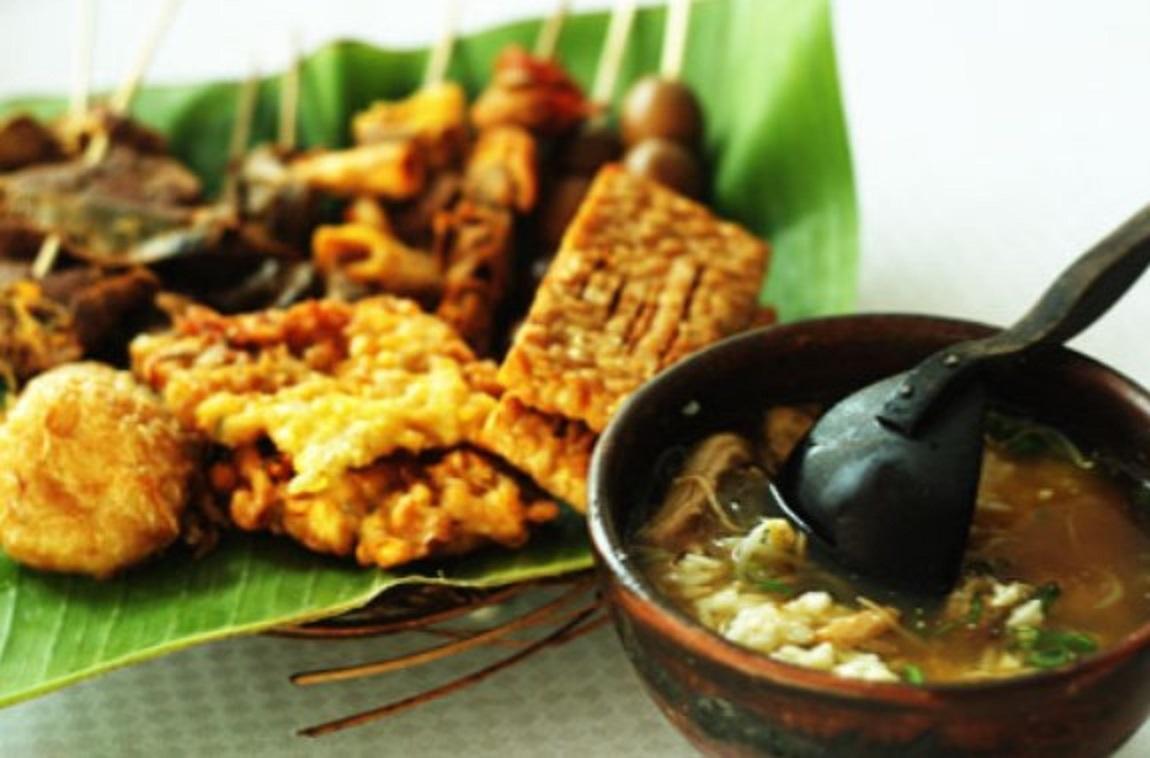 Budaya Soto Gerabah ini dipadukan dengan sayur sawi sebagai sayuran utama, disajikan dengan mie sohun, bawang goreng, irisan kentang goreng, dan daging ayam. foto: ist