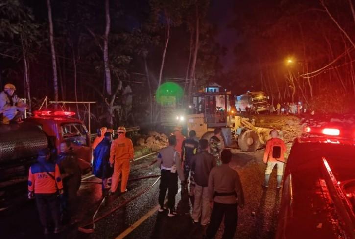 Hujan deras sebabkan tanah longsor yanhg menutup Jalan Banyumas KM 8, khususnya di Kelurahan Gunung Tawang, Kecamatan Selomerto, Wonosobo, Sabtu (11/11/2023) foto: ist