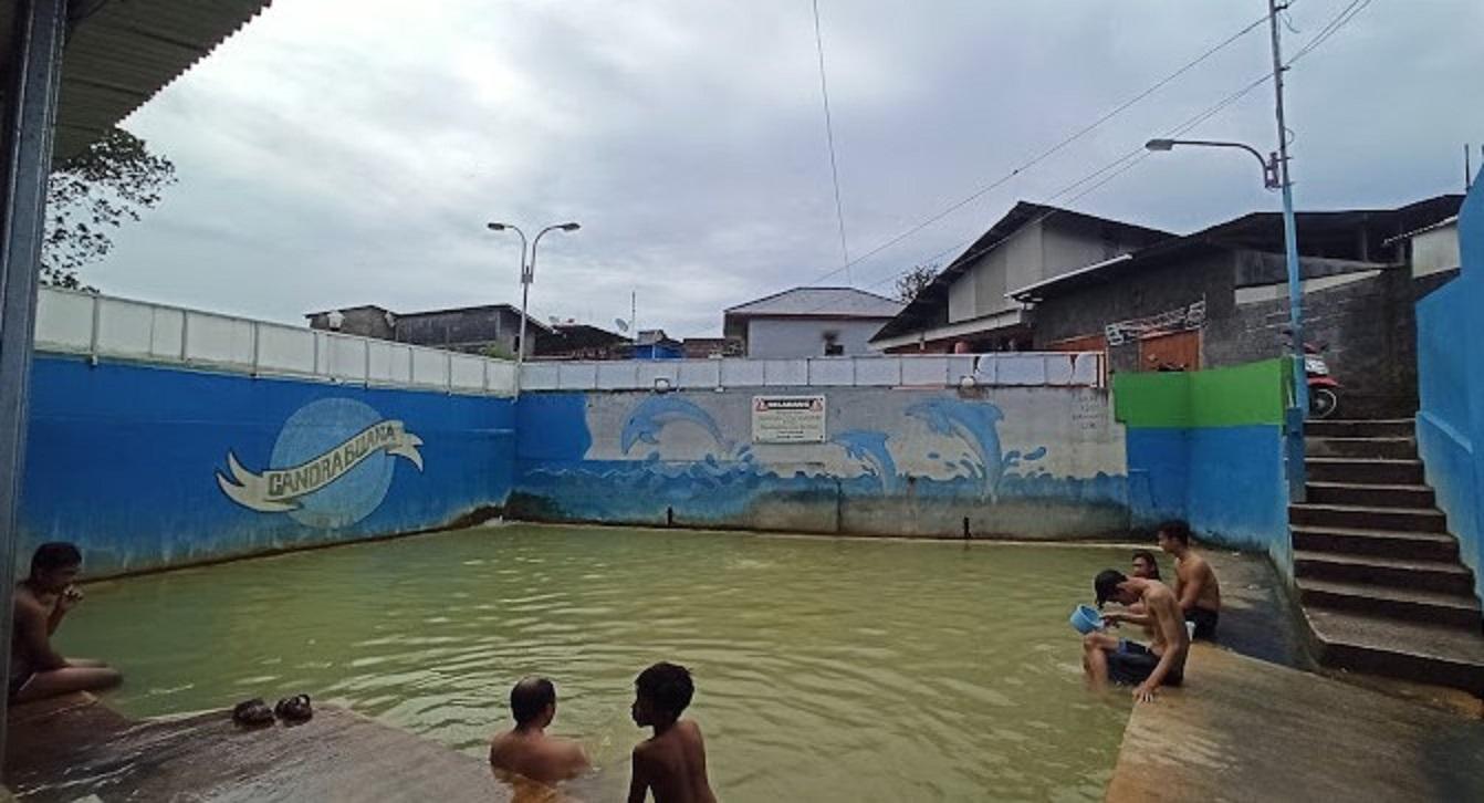 berendam di pemandian air hangat tegalsari
