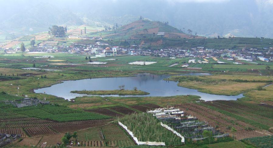 Telaga Balaikambang terbentuk akibat letusan gunung api purba Dieng, membentuk cekungan yang kemudian terisi air.