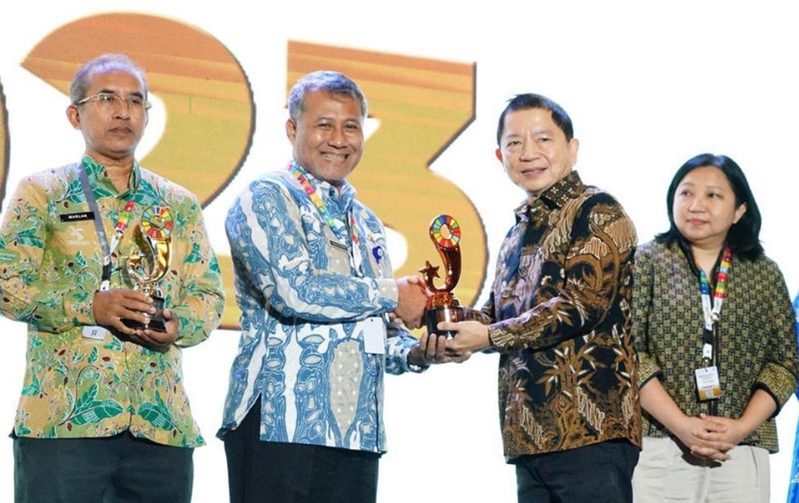 Raih Inovasi Pj. Bupati Hary Agung Prabowo pada acara SDGs Annual Conference 2023 dengan tema "Air, Energi, dan Pertanian Menuju Ketahanan Pangan Berkelanjutan," yang diselenggarakan di Lounge Royal Ambarukmo, Yogyakarta, Senin (6/11/2023). foto: pemkabtemanggung