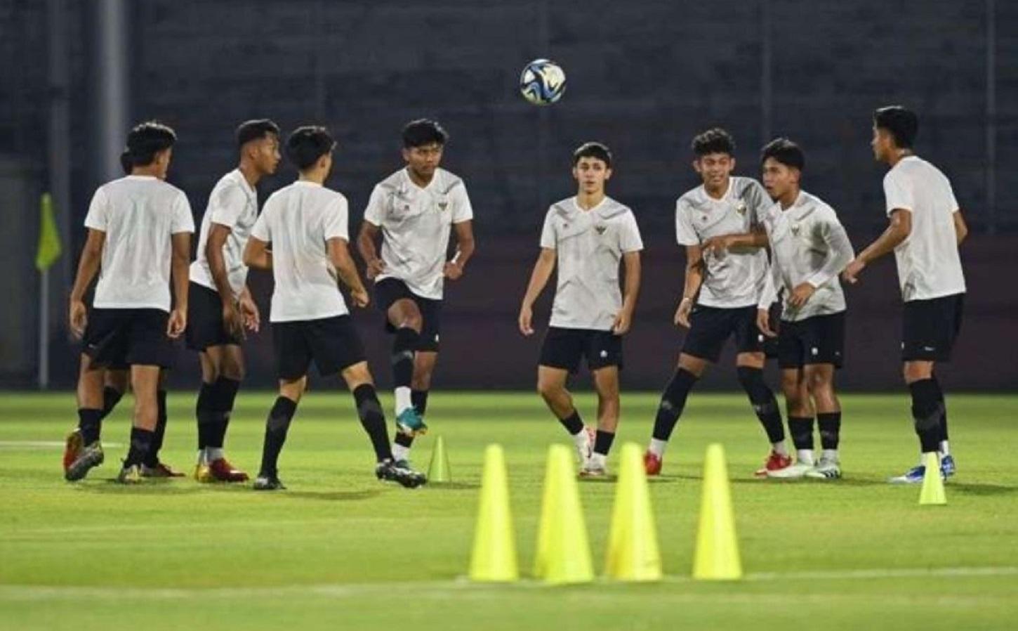 Amar Brkic (tengah) siap saat mengikuti sesi latihan resmi bersama para punggawa Tim Nasional Indonesia U-17 di Stadion Gelora 10 November, Tambaksari, Surabaya, Kamis (9/11/2023). foto: antara