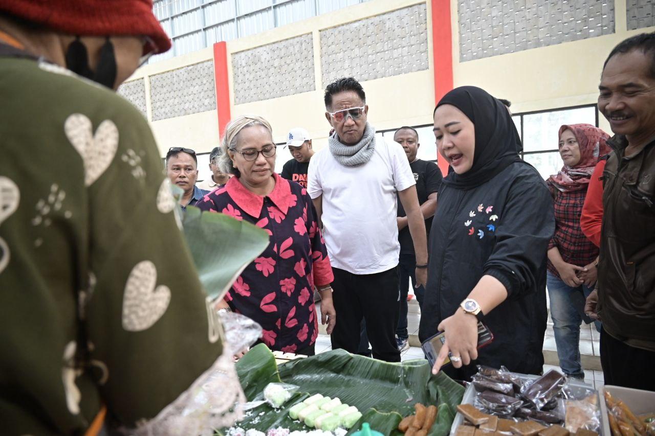 Bupati Tiwi bersama Andre Hehanussa mengunjungi Pasar Badog Bancar, Jumat (29/12/2023).