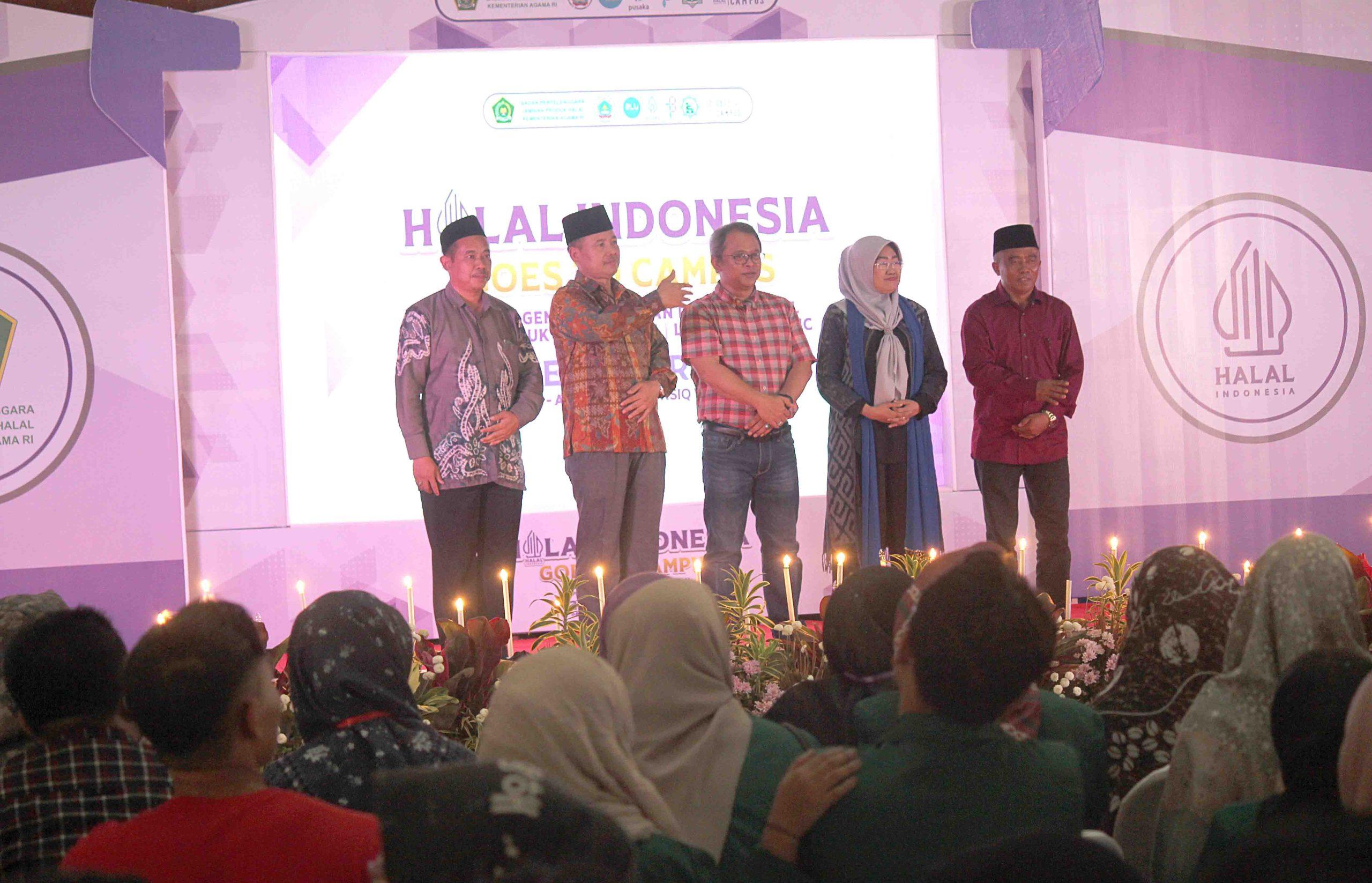 Wibowo Prasetyo, Staf Khusus Menteri Agama Bidang Bidang Media dan Komunikasi Publik didampingi Rektor UNSIQ dan Sekretasi BPJPH pada acara Halal Indonesia Goes To Campus di Gedung Aula Al-A'la Kampus 1 UNSIQ, Sabtu (23/12/2023).
