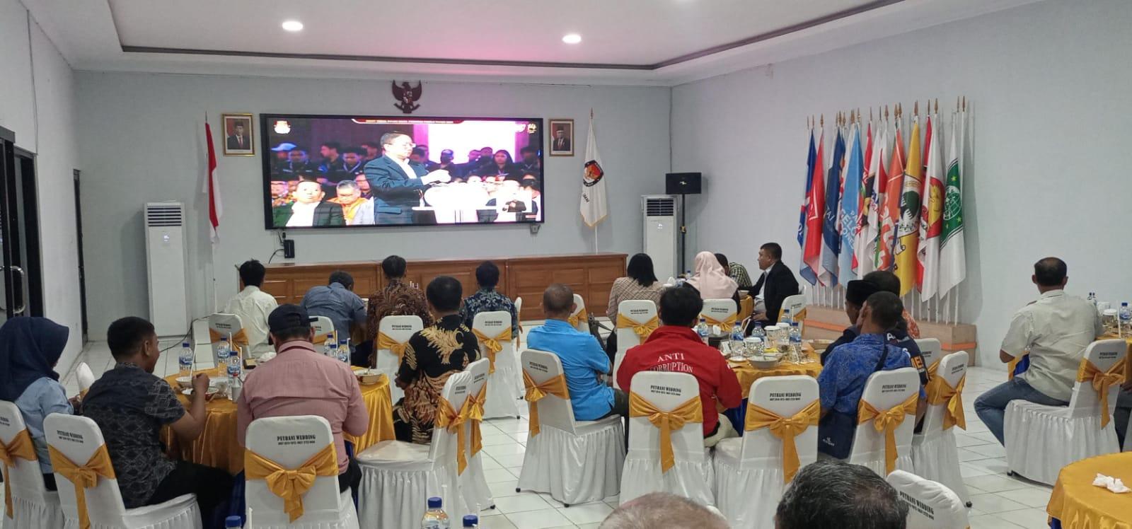 Suasana Nonton bareng Debat Cawapres 2024, yang digelar di Aula Kantor KPU Karanganyar, pada Jumat (22/12/2023) malam.