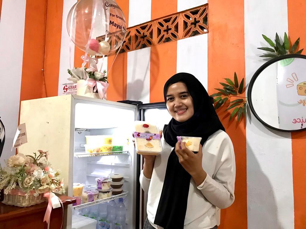 Pemilik Kedai Mayui, Awwalia Nurchoirunnisa saat memamerkan salad buah buatannya.
