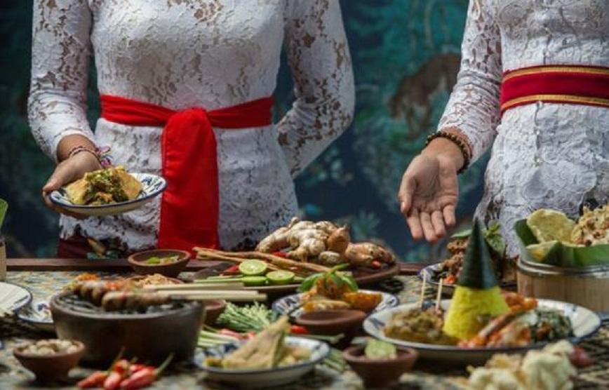 Tradisi Ngejot dan Penjor di Bali saat Natal.