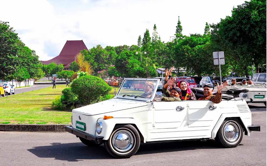 Konco Konvoi dengan kendaraan volwagen safari yang disediakan oleh Omah Kecebong mengelilingi kampus, memberikan kesempatan para alumni untuk bernostalgia di area-area romantis UGM.