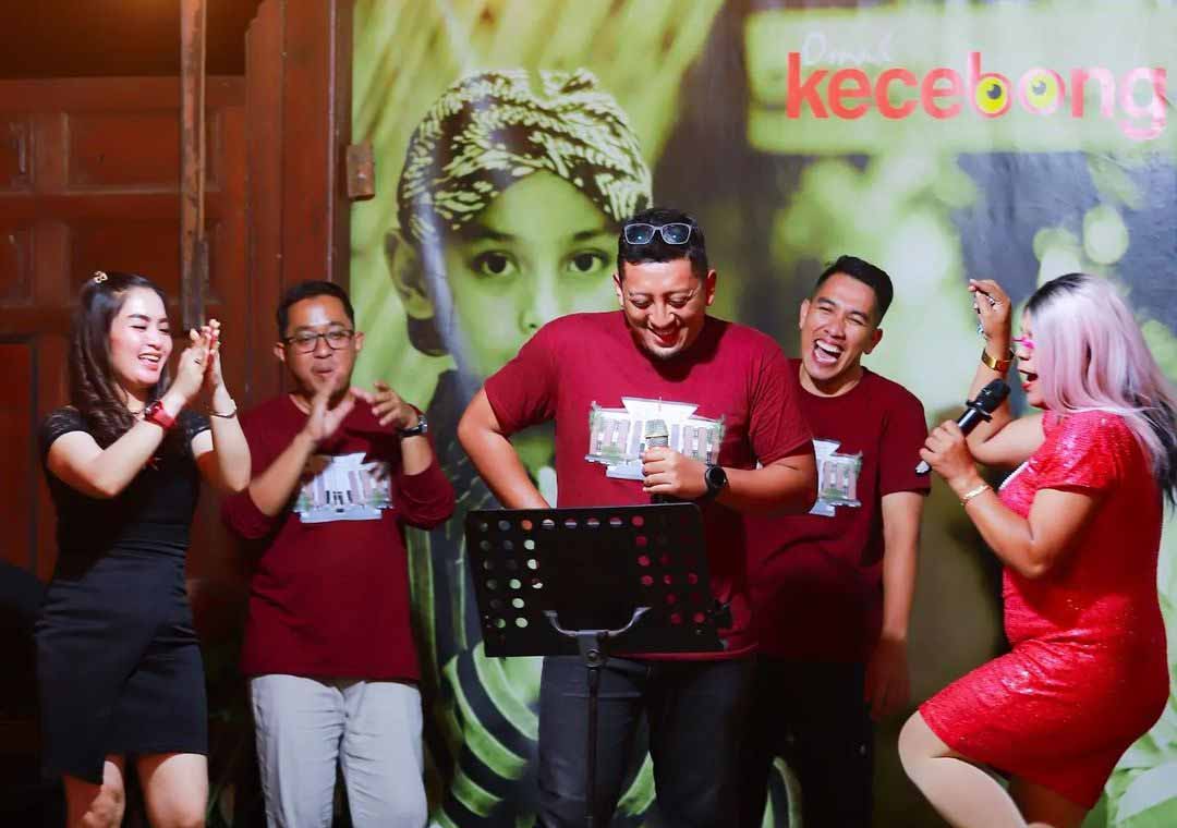 Kehadiran bintang tamu "wikwikambyar" semakin memeriahkan acara dengan penampilan eksentriknya.
