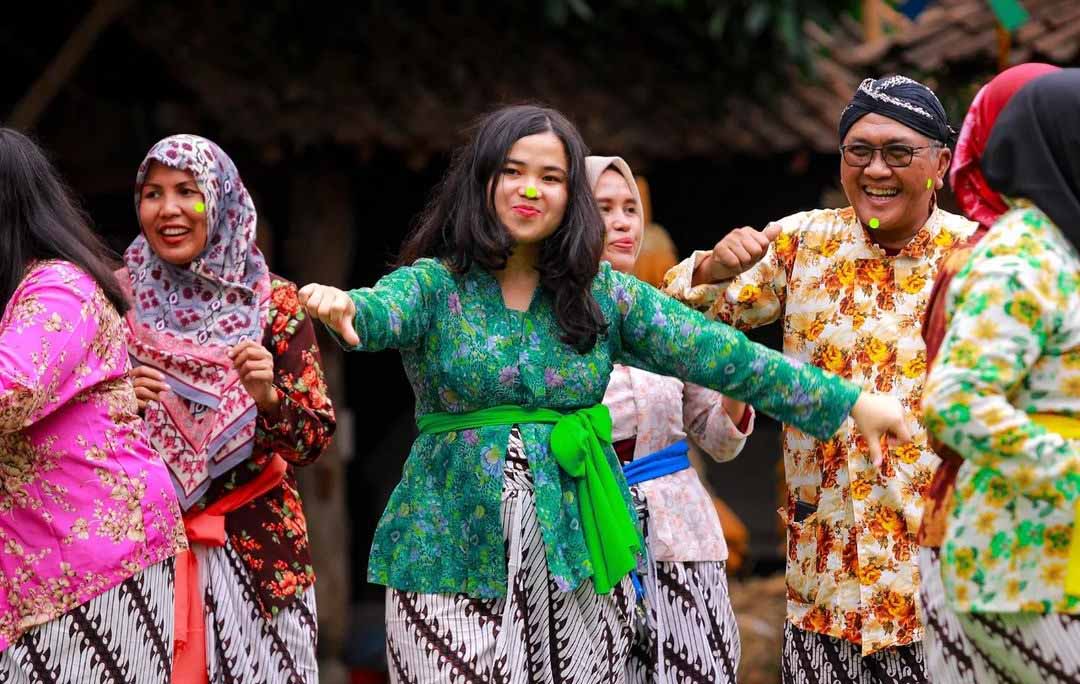 Para staf dan keluarga PN Gresik bersatu menari dalam kebahagiaan di Omah Kecebong.