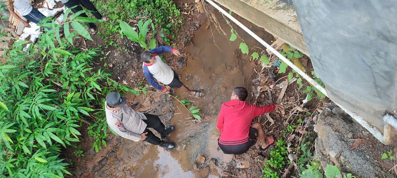 Penemuan bayi dibawah jembatan, pinggir sungai dekat Makam Kyai Potro Wongso Sentono Jatirejo