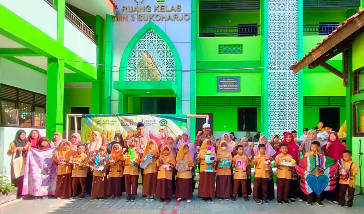 Para siswa MIN 3 Sukoharjo mengikuti Gelar Karya Program Projek Penguatan Profil Pelajar Pancasila (P5).