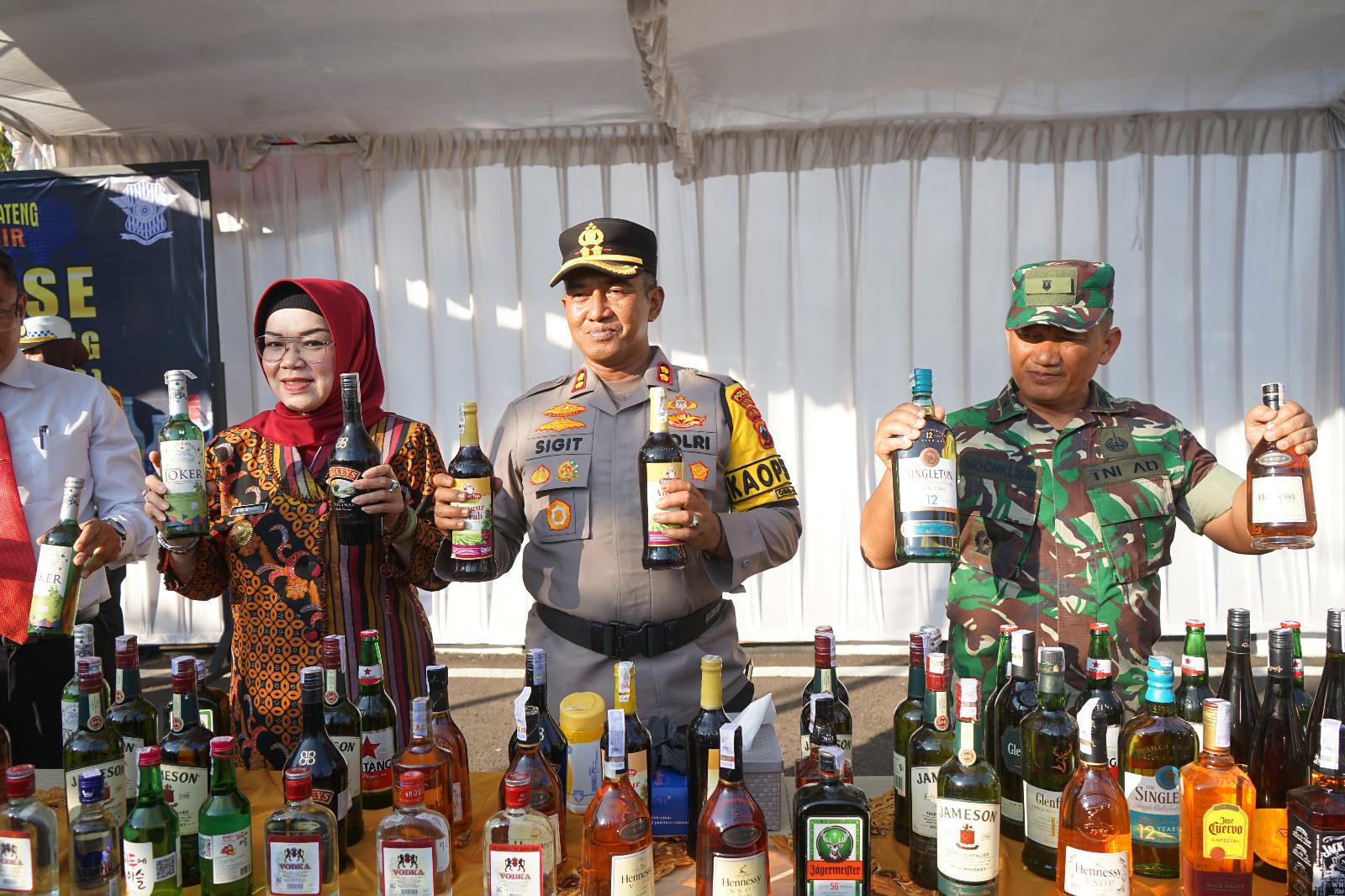 Kapolres Sukoharjo AKBP Sigit memperlihatkan beberapa merek miras ilegal di Lapangan Presisi Polres Sukoharjo, Jumat (22/12/2023) sore.