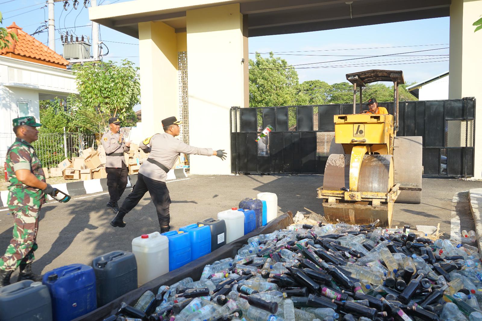 Polres Sukoharjo memusnahkan 1.749 liter Ciu dan 736 botol miras di Lapangan Presisi Polres Sukoharjo, Jumat (22/12/2023) sore.