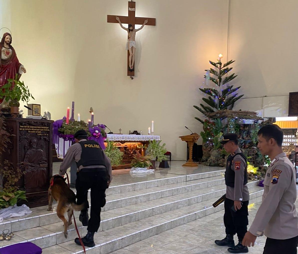 Polres Blora sterilisasi kawasan Gereja Katolik Santo Pius jalan Pemuda Blora.