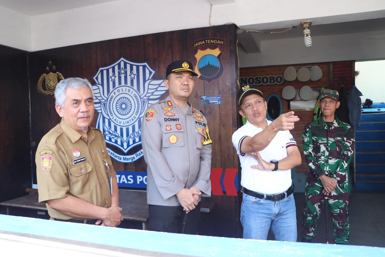 Kapolres Wonosobo AKBP Donny Sardo Lumbantoruan, Bupati Wonosobo Afif Nurhidayat, dan Sekda Wonosobo One Ondang memastikan kesiapan Posyan dan Pospam dalam menyambut Operasi Lilin Candi 2023.