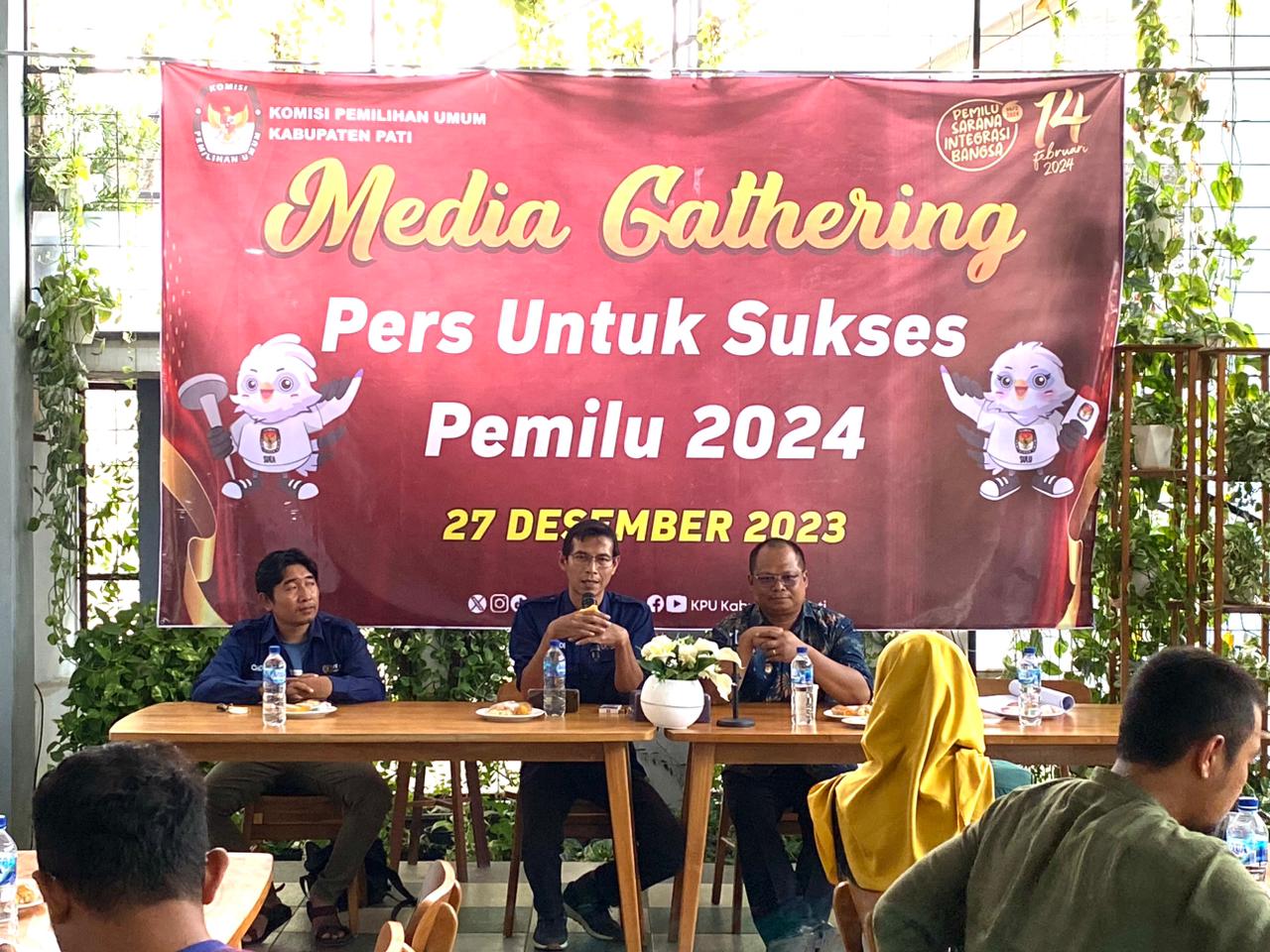 Ketua PWI Pati Moh Noor Efendi (Tengah) saat menyampaikan materi dalam acara Media Gathering yang digelar KPU di Rumah Makan Pawon Simbah pada, Rabu (27/12/23).