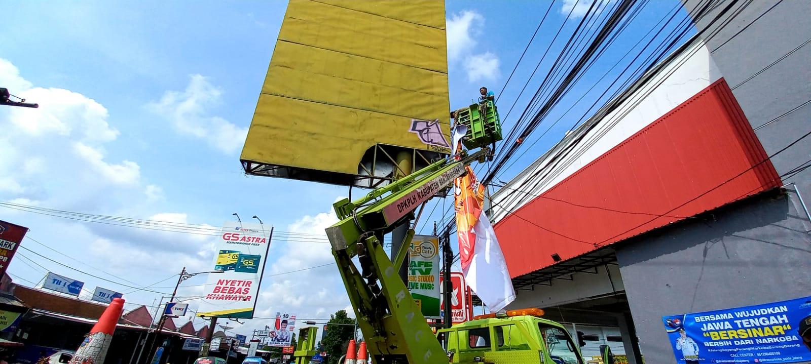 Bawaslu Banjarnegara bersama Satpol PP melakukan penertiban sejumlah APK disepanjang jalan protokol Kota Banjarnegara, Rabu (27/12/2023).