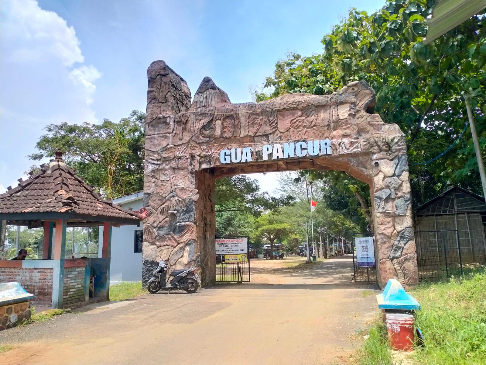 nataru Pintu gerbang Objek Wisata Gua Pancur Pati.