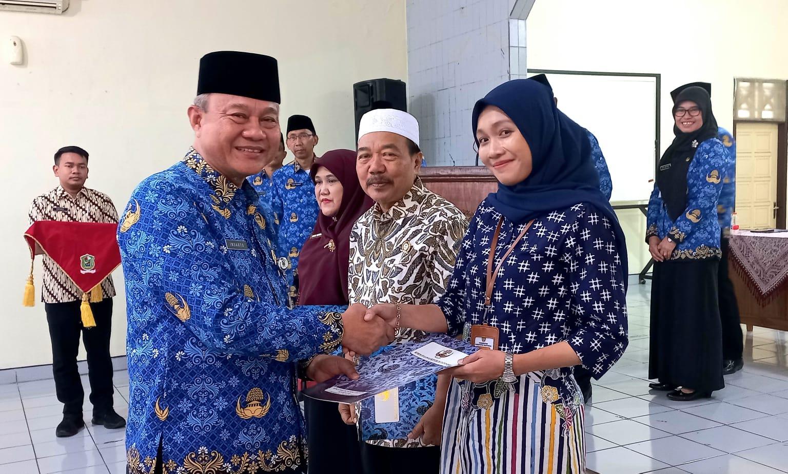Sekretaris Daerah Banjarnegara Indarto menyerahkan dana sosial KORPRI untuk 283 pensiunan PNS di Aula Korpri Banjarnegara Kamis (28/12/2023).