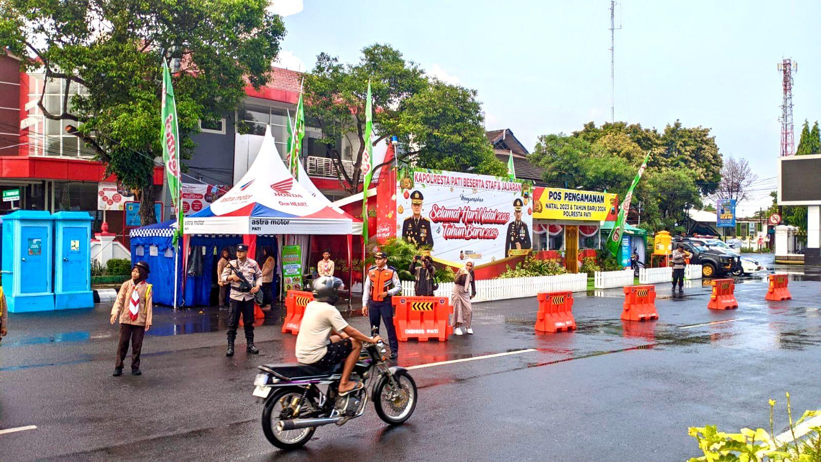 Suasana pos pengamanan Nataru tahun 2023 di samping Alun-alun Simpang Lima Pati.