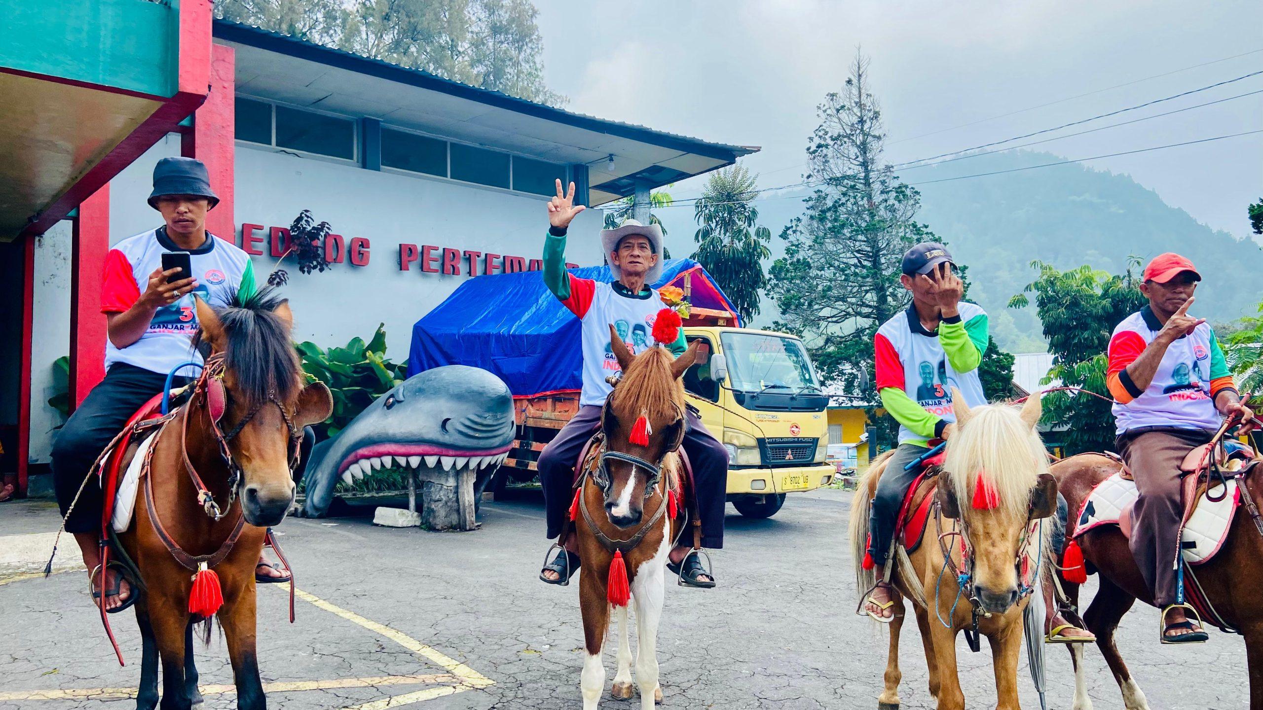 Aksi pemandu wisata berkuda dan Relawan Jaritangan berkeliling di sejumlah objek wisata di Tawangmangu, Karanganyar.