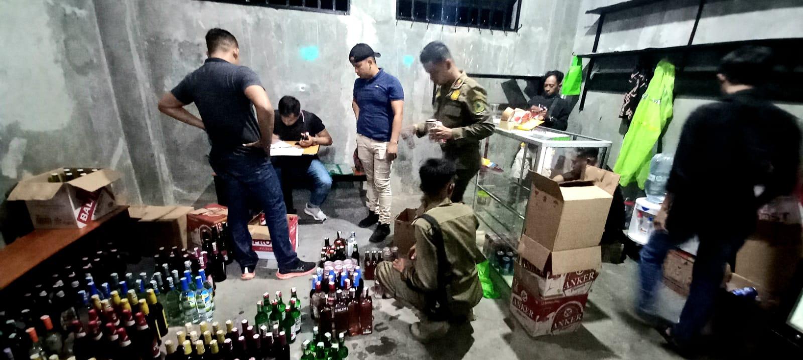 satpol pp 303 botol miras dari berbagai merk dan jenis diamanankan dalam penggrebegan tersebut.