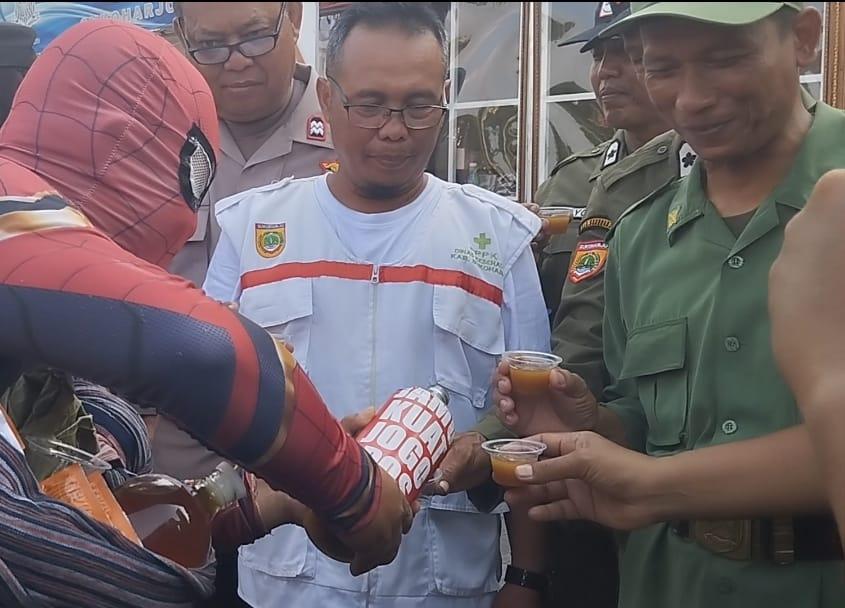 Superhero membagikan Jamu gendong kepada petugas Pos Pam Natal dan Tahun Baru di Pospam Patung Pandawa Solobaru Sukoharjo, kemarin (29/12/2023).