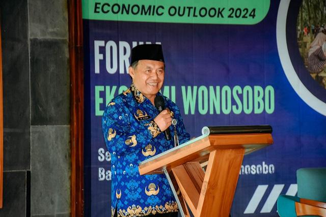 Wakil Bupati Wonosobo, Drs. Muhammad Albar, MM, dalam acara Forum Ekonomi "Wonosobo Economic Outlook" di Dieng Ballroom, Hotel Dafam Wonosobo pada Selasa (19/12).