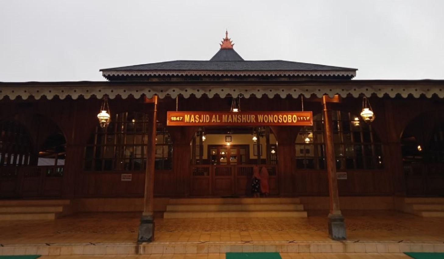 Kemegahan Masjid Al Manshur Wonosobo, yang masih tetap mempertahankan bentuk berarsitektur Jawa Islam.