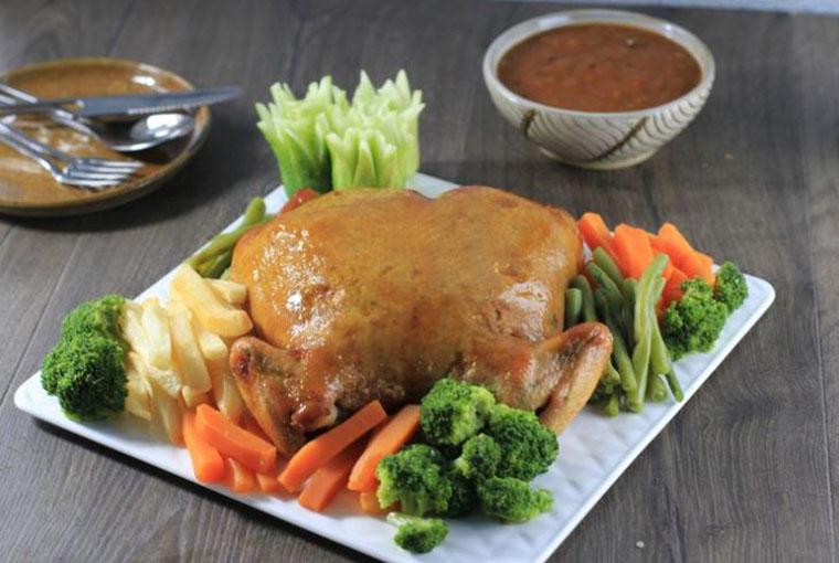 Ilustrasi ayam kodok spesial Natal di Indonesia. Ayam isi campuran daging ayam dan rempah.