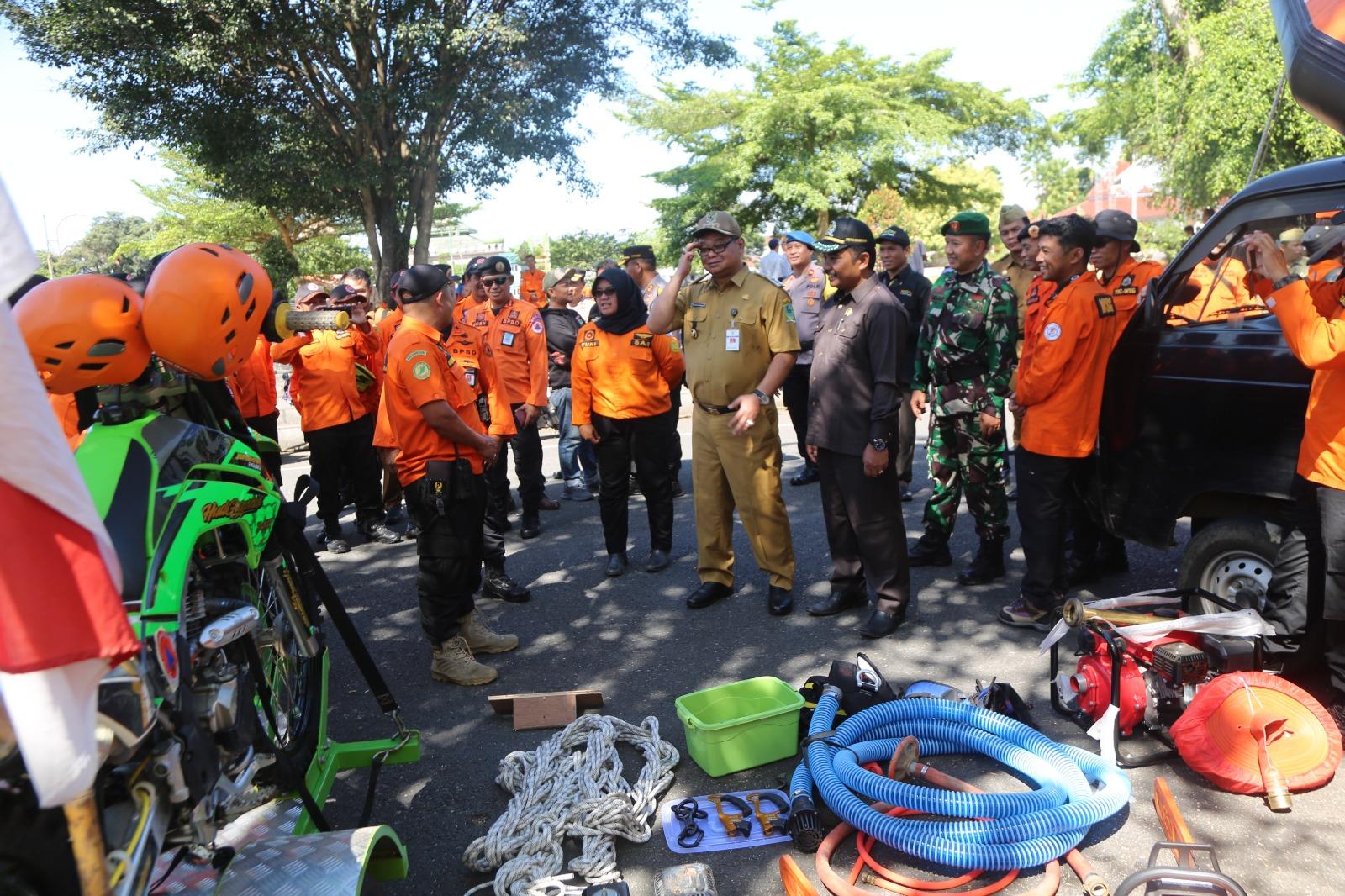 Badan Penggulangan Bencana Daerah (BPBD) Banjarnegara menyelenggarakan Apel Kesiapsiagaan di Alun-alun Banjarnegara pada Selasa (11/12/2023). (Mercusuar.co/Mochammad Anhar)