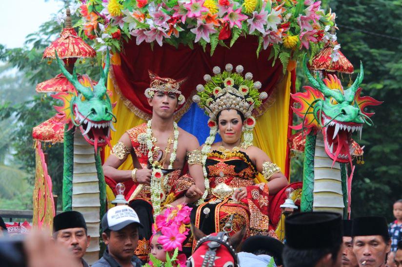 Adat perkawinan ini dilaksanakan seiring dengan kepercayaan masyarakat Osing Banyuwangi yang melarang perkawinan antara sepasang pengantin yang berstatus sebagai anak sulung di keluarga masing-masing. (dok. Warisan Budaya Kemendikbud)