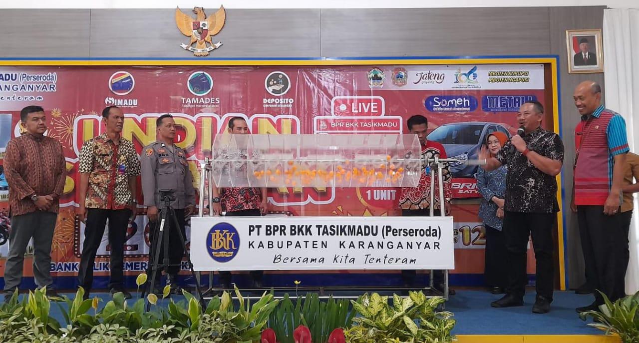 bkk Bupati Karanganyar Rober Christanto didampingi jajaran direksi PT BPR Tasikmadu saat mengundi hadian bagi nasabah.