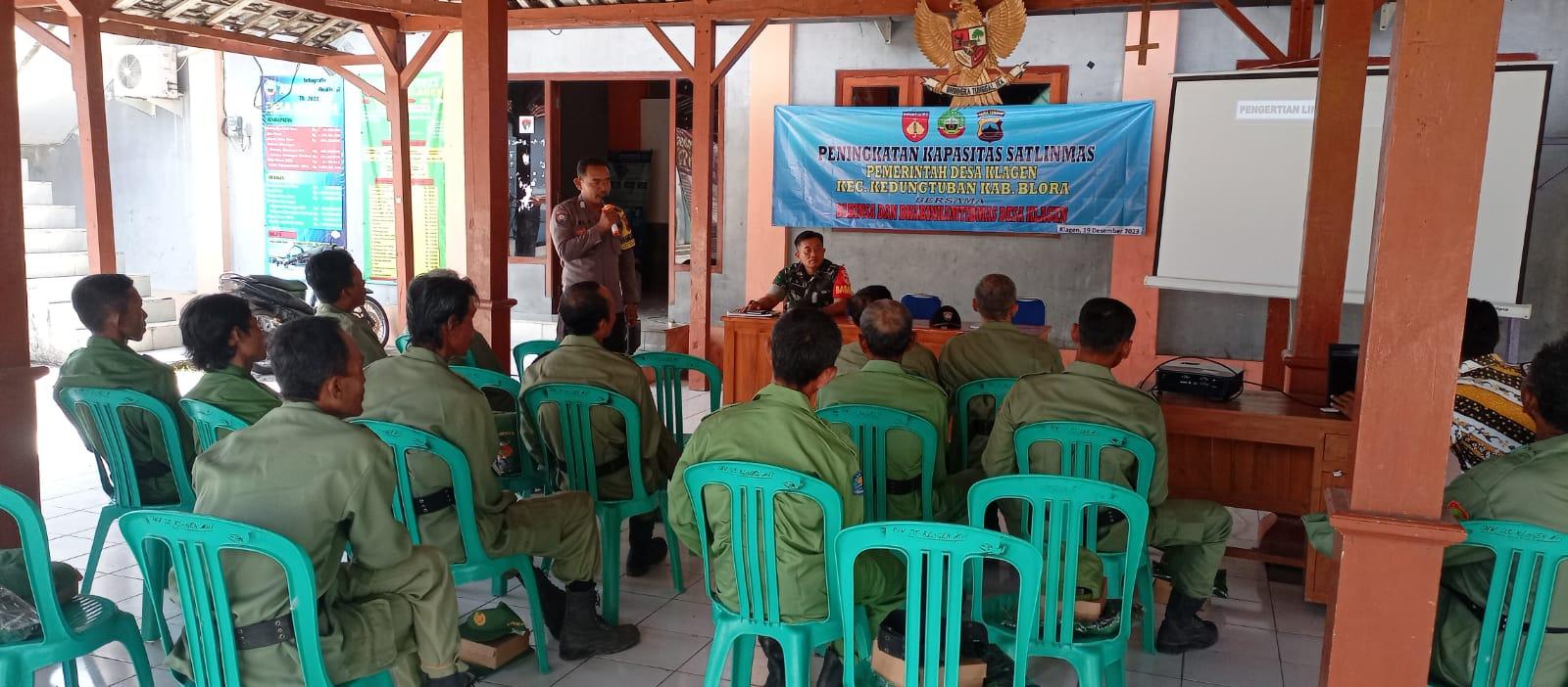 Bhabinkamtibmas Polsek Kedungtuban Bersama Babinsa Berikan Pelatihan Linmas Di Balai Desa Klagen.