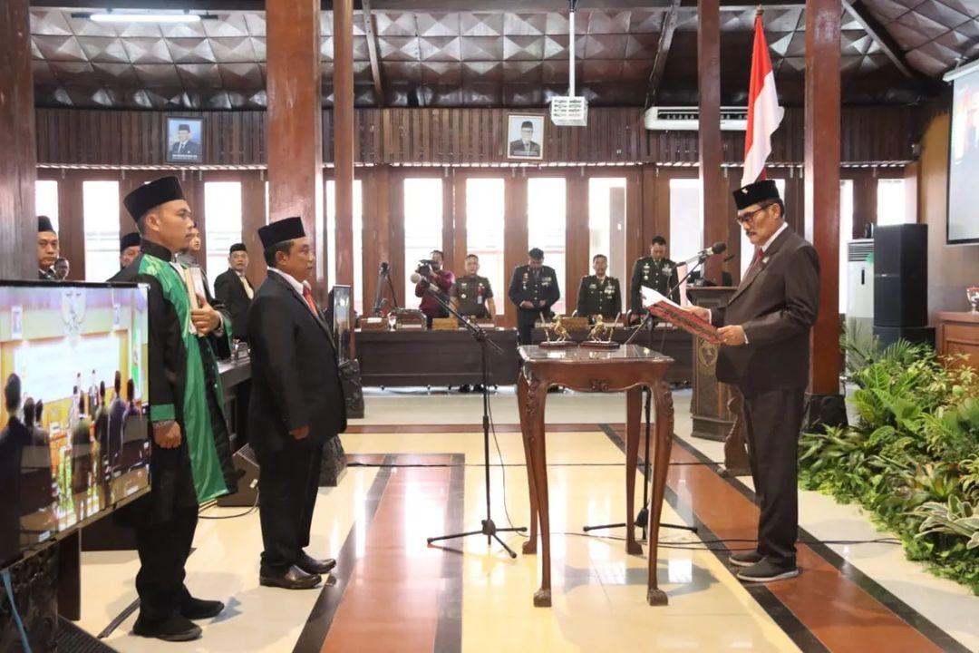 Ketua DPRD Kabupaten Blora, Dasum melantik dan meresmikan pengangkatan Budi Susetiyono sebagai Pengganti Antar Waktu (PAW) anggota DPRD Kabupaten Blora. (Mercusuar.co/Dhany Setyawan)