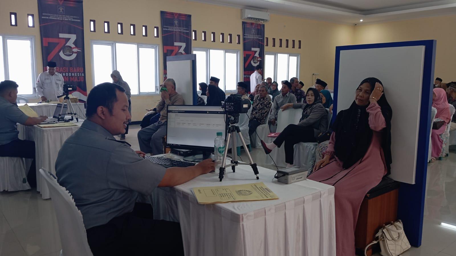 Petugas sedang melakukan pendataan calon jamaah haji tahun 2024 di Kantor Imigrasi Wonosobo, Senin (18/11/2023).