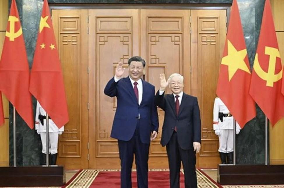 Presiden China Xi Jinping bertemu dengan Sekretaris Jenderal Komite Sentral Partai Komunis Vietnam (CPV) Nguyen Phu Trong di gedung Komite Sentral CPV, Hanoi, Vietnam pada Selasa (13/12/2023) (Kementerian Luar Negeri RRC)