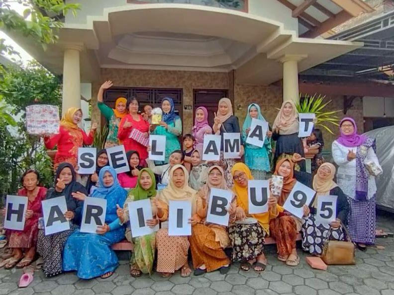Kelompok arisan dawis rutinan para ibu di Desa Randukuning saat memegang kertas bertuliskan ucapan “Selamat Hari Ibu 95”.